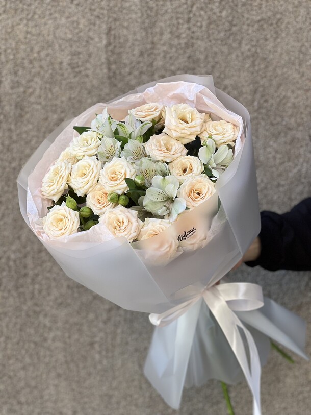 Букет из кустовых роз и альстромерий, артикул F1446295 - 6601 рублей, доставка по городу. Flawery - доставка цветов