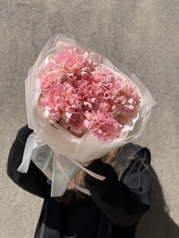 Букет: ажурные розы, диантусы, артикул F1450546 - 5500 рублей, доставка по городу. Flawery - доставка цветов