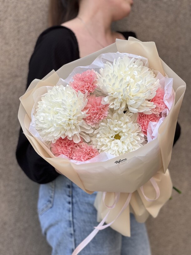 Букет: одноголовые хризантемы, диантусы, артикул F1450554 - 5391 рублей, доставка по городу. Flawery - доставка цветов