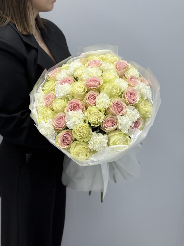 Букет: розы, дианутсы, артикул F1450556 - 18900 рублей, доставка по городу. Flawery - доставка цветов