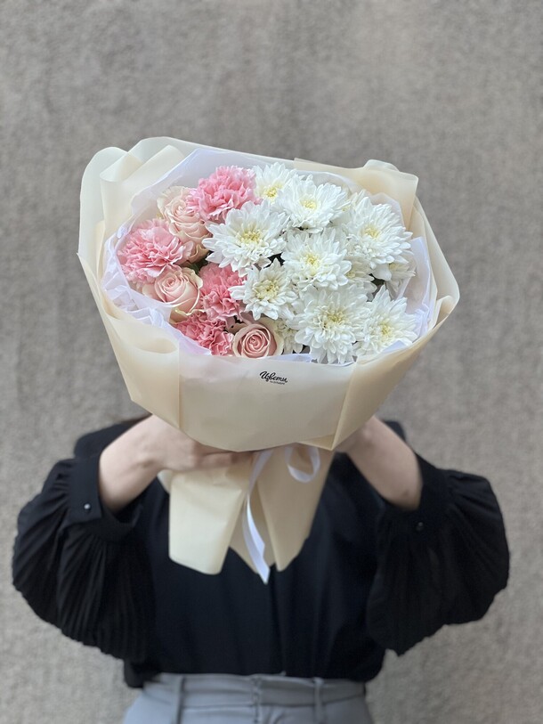 Букет: хризантема, роза, диантус, артикул F1450561 - 6000 рублей, доставка по городу. Flawery - доставка цветов