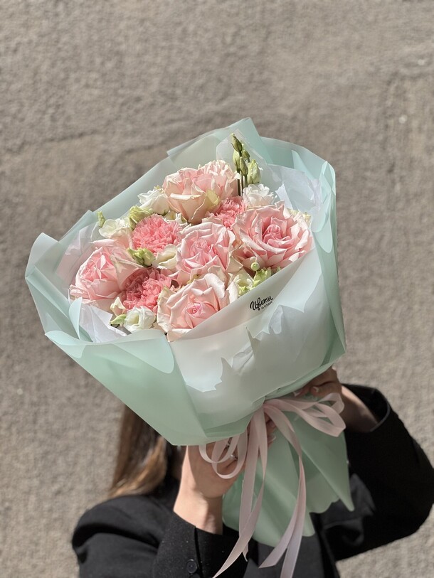 Букет: ажурная роза, эустома, диантус, артикул F1450567 - 9000 рублей, доставка по городу. Flawery - доставка цветов