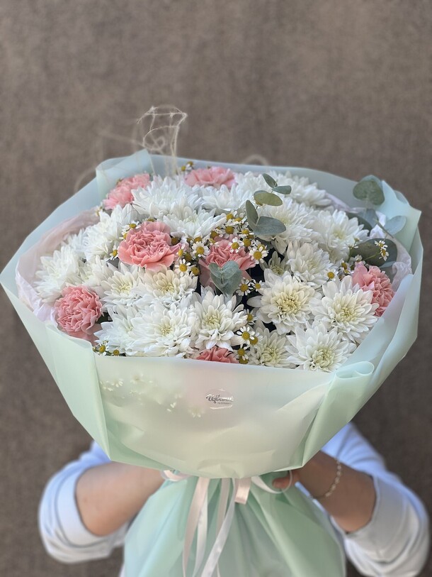 Букет: хризантема, ромашка, диантус, артикул F1450572 - 11000 рублей, доставка по городу. Flawery - доставка цветов