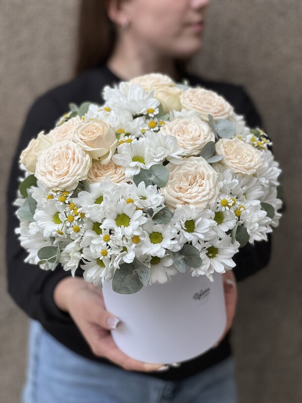 Композиция: кустовые розы, ромашки, артикул F1451693 - 9600 рублей, доставка по городу. Flawery - доставка цветов