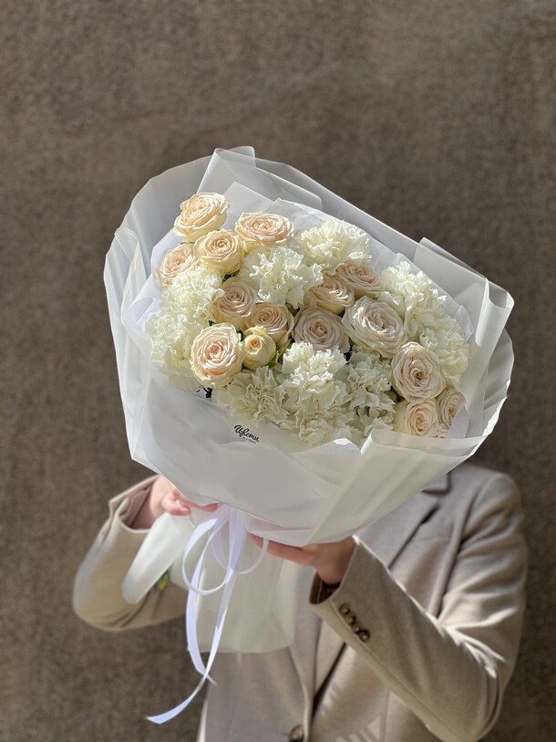 Букет: розы кустовые, диантусы, артикул F1452622 - 8900 рублей, доставка по городу. Flawery - доставка цветов