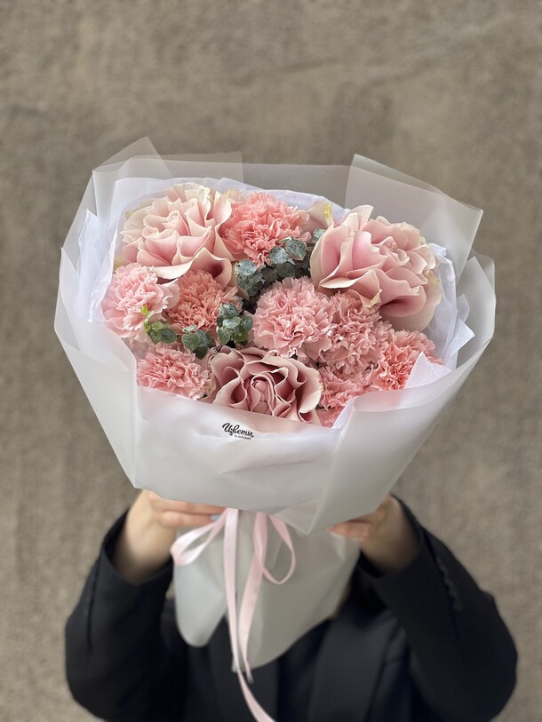 Букет: ажурные розы, диантусы, артикул F1452626 - 5700 рублей, доставка по городу. Flawery - доставка цветов