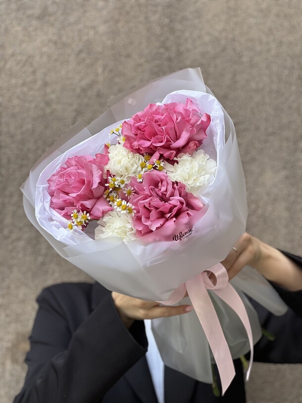 Букет: роза пионовидная, диантус, ромашка, артикул F1453093 - 4300 рублей, доставка по городу. Flawery - доставка цветов