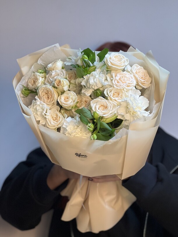 Букет: кустовые розы, альстромерии, диантус, артикул F1453110 - 8201 рублей, доставка по городу. Flawery - доставка цветов