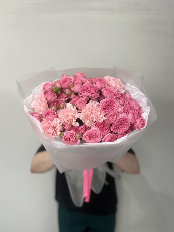 Букет: кустовые розы, диантусы, артикул F1453150 - 5360 рублей, доставка по городу. Flawery - доставка цветов