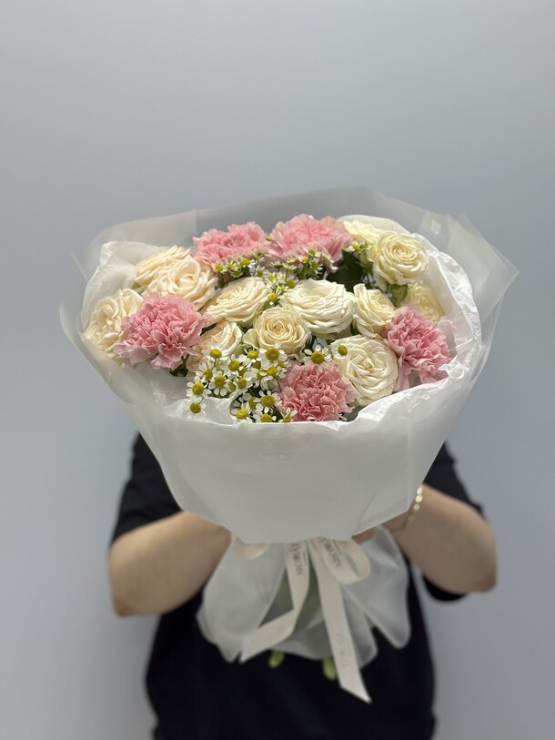 Букет: кустовые розы, диантусы, ромашки, артикул F1453152 - 7800 рублей, доставка по городу. Flawery - доставка цветов