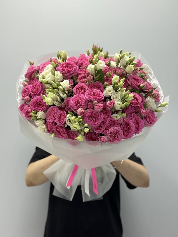 Букет: кустовые розы, эустома, артикул F1453153 - 34001 рублей, доставка по городу. Flawery - доставка цветов