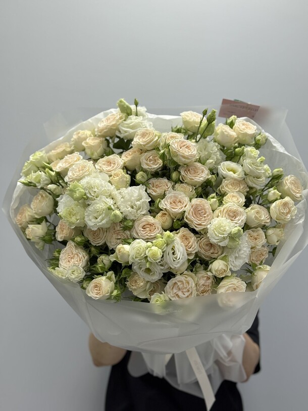 Букет: эустома, кустовая роза, артикул F1453164 - 25600 рублей, доставка по городу. Flawery - доставка цветов