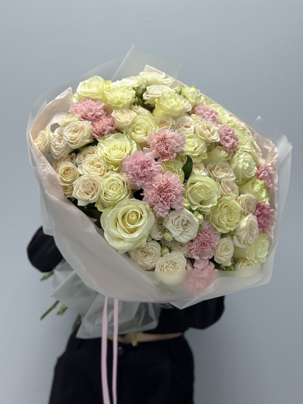 Букет: розы, кустовые розы, диантусы, артикул F1453233 - 17515 рублей, доставка по городу. Flawery - доставка цветов