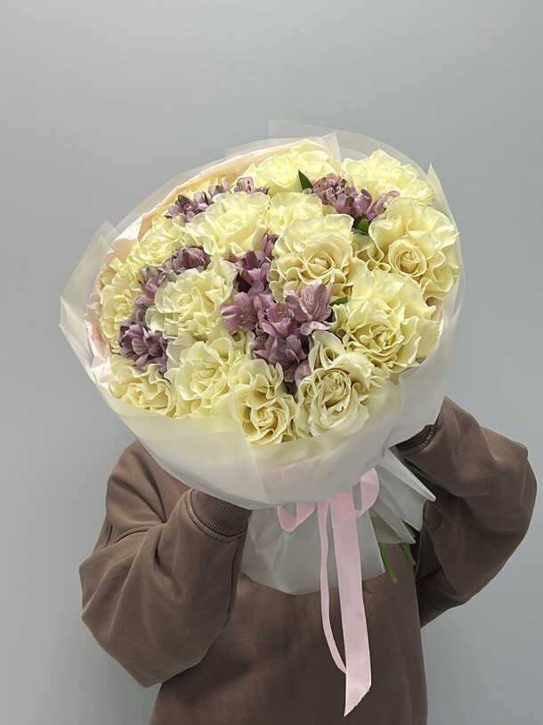 Букет из белых роз и альстромерий, артикул F1453675 - 15000 рублей, доставка по городу. Flawery - доставка цветов