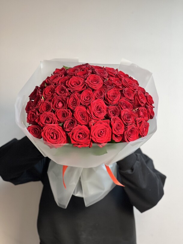 Букет из 51 кенийской розы, артикул F1455348 - 11650 рублей, доставка по городу. Flawery - доставка цветов