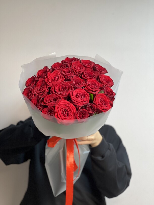 Букет из 25 кенийских роз, артикул F1455350 - 6360 рублей, доставка по городу. Flawery - доставка цветов