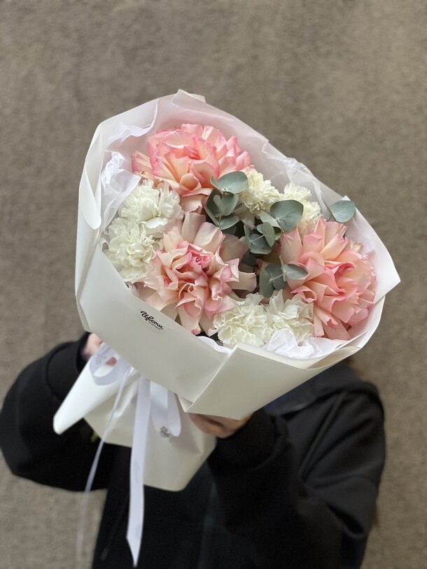 Букет: ажурные розы, диантусы, артикул F1457831 - 5100 рублей, доставка по городу. Flawery - доставка цветов