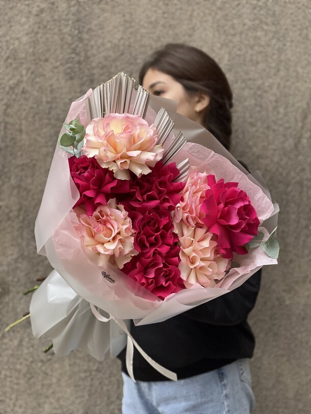 Букет: ажурные розы микс, артикул F1457837 - 8700 рублей, доставка по городу. Flawery - доставка цветов