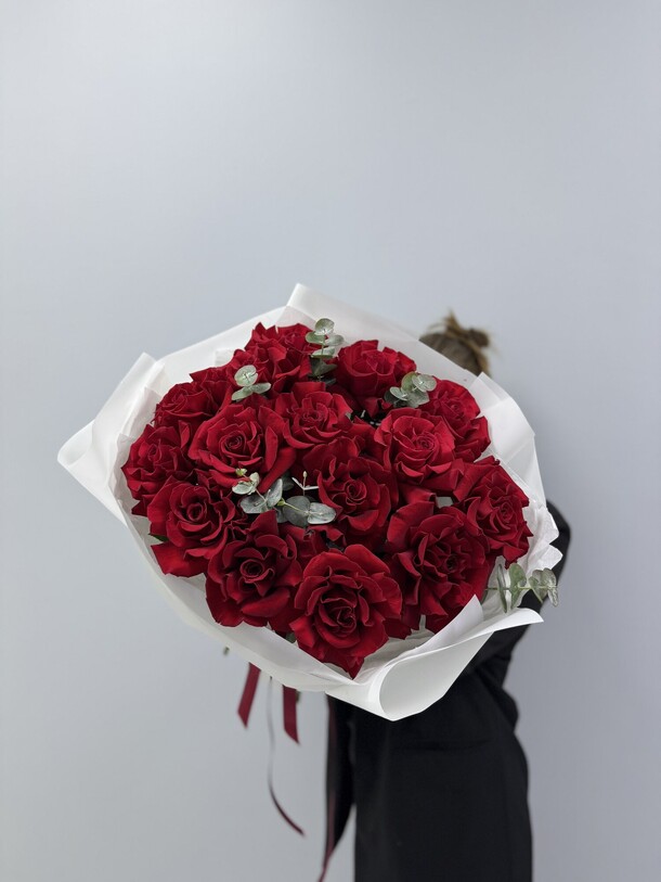 Ажурные розы с эвкалиптом, артикул F1484773 - 12000 рублей, доставка по городу. Flawery - доставка цветов