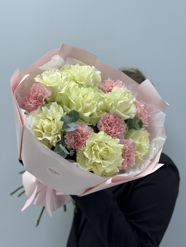 Белые ажурные розы с диантусами, артикул F1484779 - 8000 рублей, доставка по городу. Flawery - доставка цветов