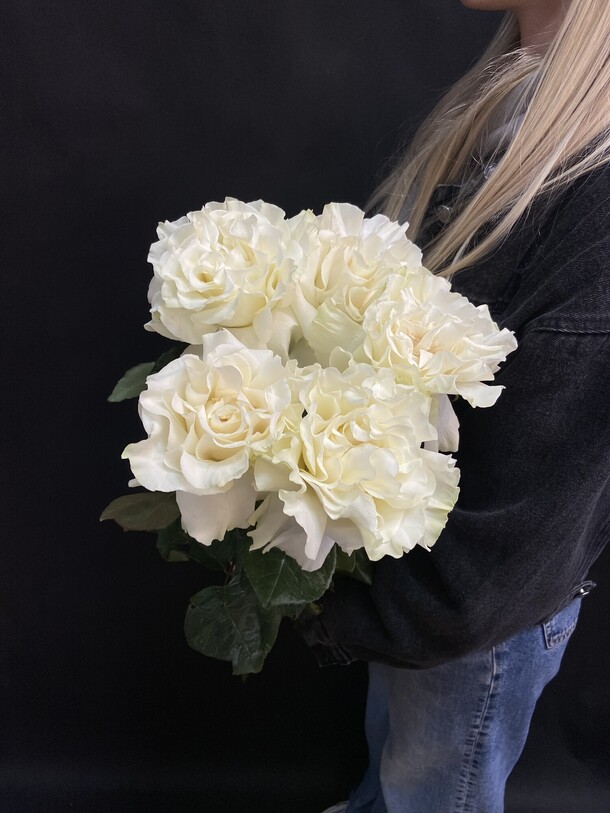 5шт белых вывернутых роз 80см, артикул F1186796 - 4000 рублей, доставка по городу. Flawery - доставка цветов