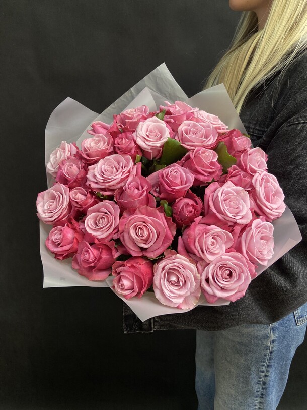 31шт розовая роза (градиент) 50см, артикул F1186826 - 6600 рублей, доставка по городу. Flawery - доставка цветов