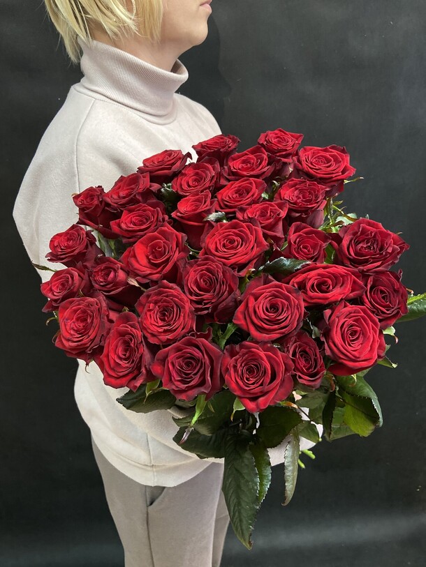 31 шт красная роза 60см, артикул F1186830 - 7700 рублей, доставка по городу. Flawery - доставка цветов