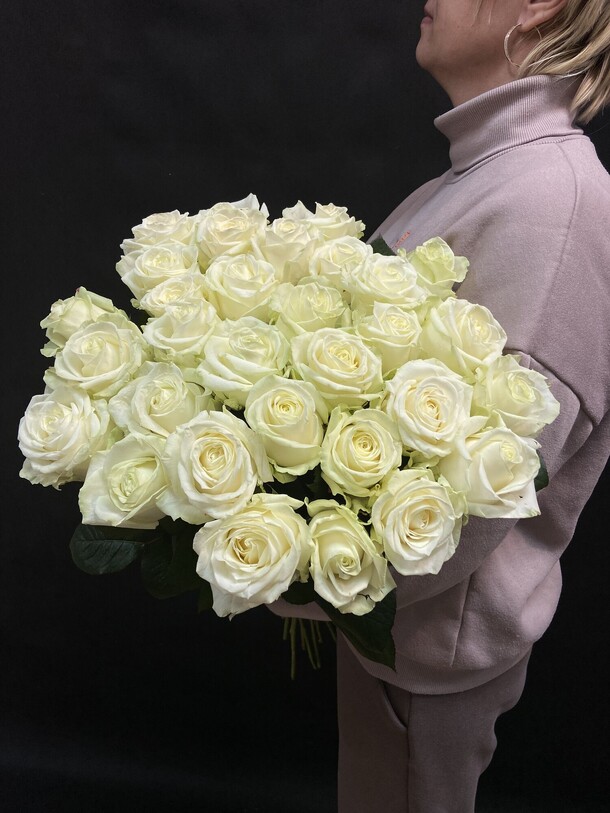 31 шт белая роза 60см, артикул F1206839 - 7700 рублей, доставка по городу. Flawery - доставка цветов