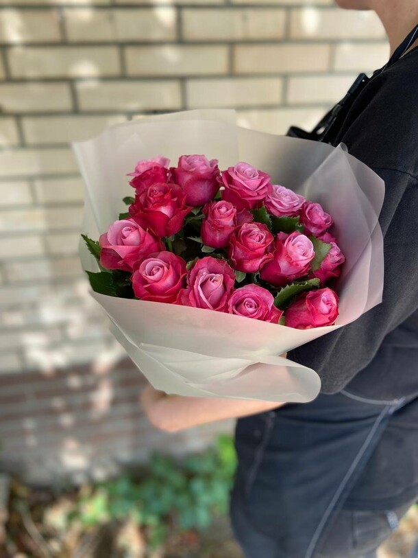 15шт розовая (градиент) роза 50см, артикул F1217485 - 3500 рублей, доставка по городу. Flawery - доставка цветов