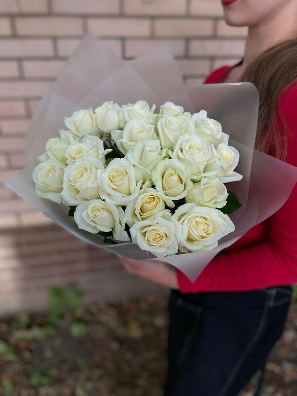 21 белая роза 50 см, артикул F1219139 - 4700 рублей, доставка по городу. Flawery - доставка цветов