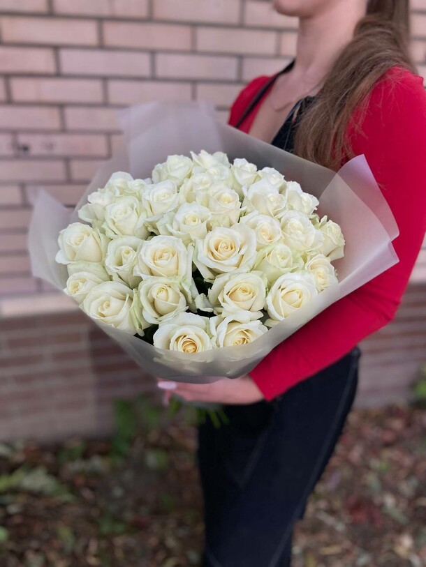 31шт белая роза 50см, артикул F1219142 - 6600 рублей, доставка по городу. Flawery - доставка цветов