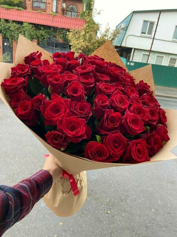 51шт красная роза 50см, артикул F1223840 - 10600 рублей, доставка по городу. Flawery - доставка цветов