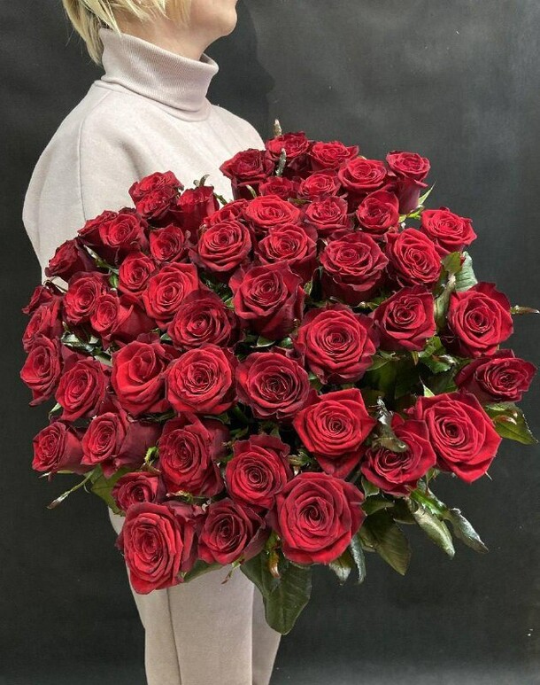 51шт красная роза 60см, артикул F1224073 - 12300 рублей, доставка по городу. Flawery - доставка цветов
