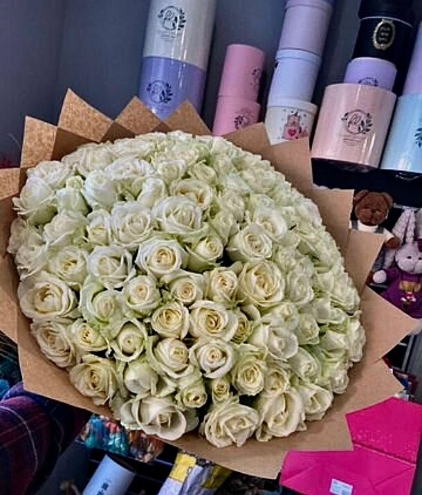 101шт белая роза 50см, артикул F1224448 - 20500 рублей, доставка по городу. Flawery - доставка цветов