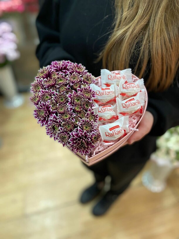 Цветы с конфетами в коробке "фантазия", артикул F1226815 - 5500 рублей, доставка по городу. Flawery - доставка цветов