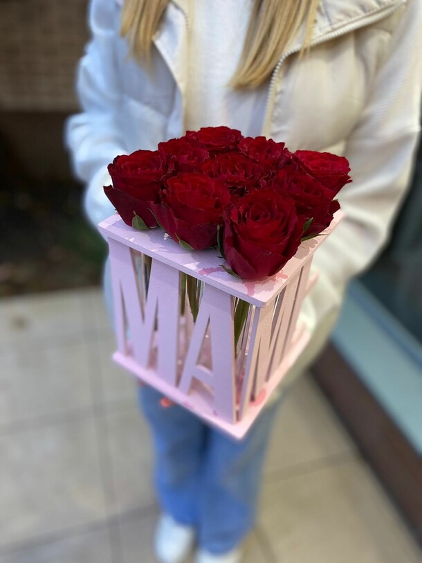 Розы в колбе для мамы, артикул F1233795 - 4600 рублей, доставка по городу. Flawery - доставка цветов