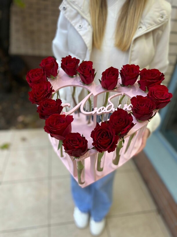 Розы в колбе «люблю», артикул F1233831 - 6700 рублей, доставка по городу. Flawery - доставка цветов