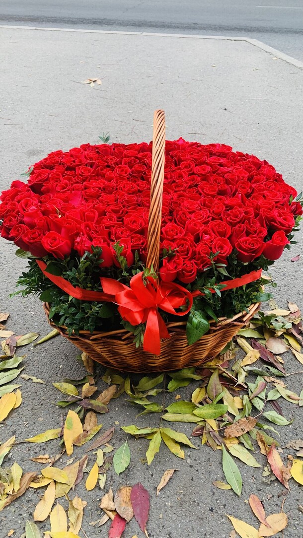 Корзина 151 роза, артикул F1237475 - 33998 рублей, доставка по городу. Flawery - доставка цветов