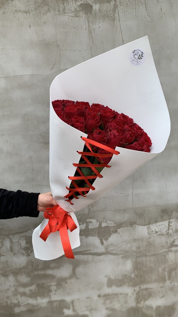 Букет белый корсет красные розы, артикул F1237616 - 5500 рублей, доставка по городу. Flawery - доставка цветов
