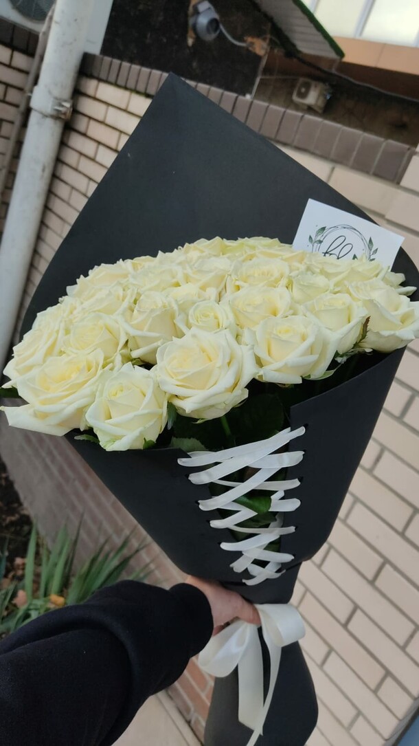 Букет черный фоамиран белые розы, артикул F1237619 - 5500 рублей, доставка по городу. Flawery - доставка цветов