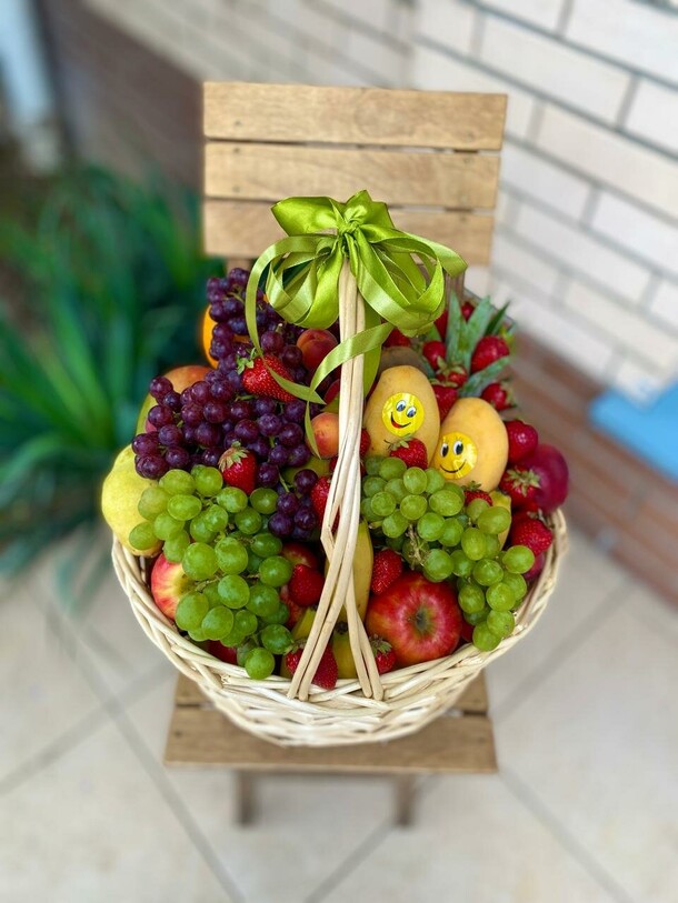 Фруктовая корзина № 5, артикул F1288108 - 11700 рублей, доставка по городу. Flawery - доставка цветов