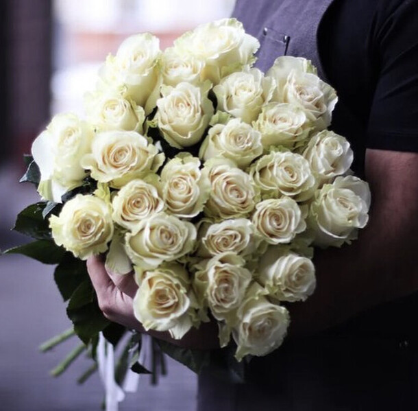 Букет из белых роз, артикул F1113944 - 16500 рублей, доставка по городу. Flawery - доставка цветов