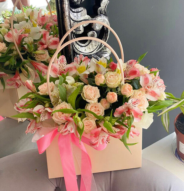 Цветы в сумочке, артикул F1172276 - 3591 рублей, доставка по городу. Flawery - доставка цветов