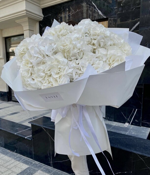 Букет белоснежных гортензий, артикул F1247747 - 19545 рублей, доставка по городу. Flawery - доставка цветов