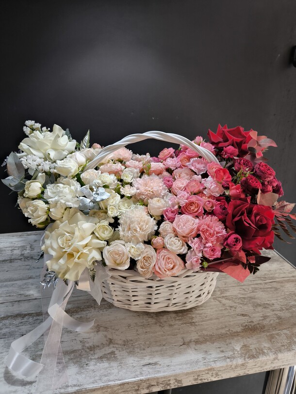 Корзина с цветами градиент, артикул F1252135 - 19200 рублей, доставка по городу. Flawery - доставка цветов