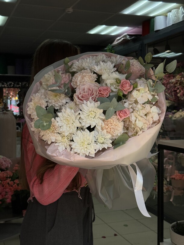 Букет из роз, диантусов, гортензии и кустовых хризантем, артикул F1322830 - 8500 рублей, доставка по городу. Flawery - доставка цветов