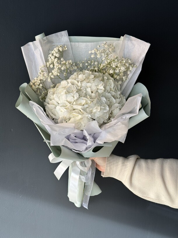 Букет из гортензии и гипсофилы, артикул F1374141 - 2273 рублей, доставка по городу. Flawery - доставка цветов