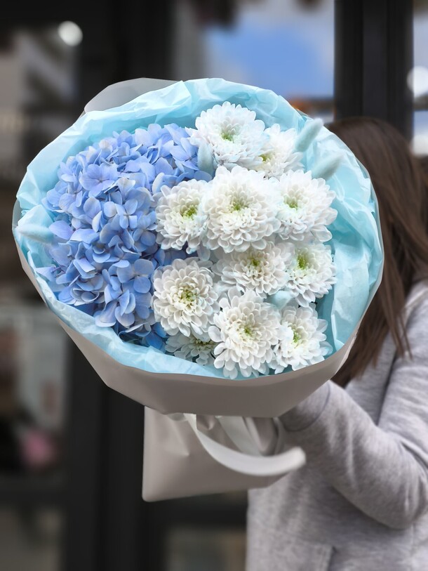 Букет с гортензией, хризантемами и лагурусом, артикул F1407823 - 2682 рублей, доставка по городу. Flawery - доставка цветов