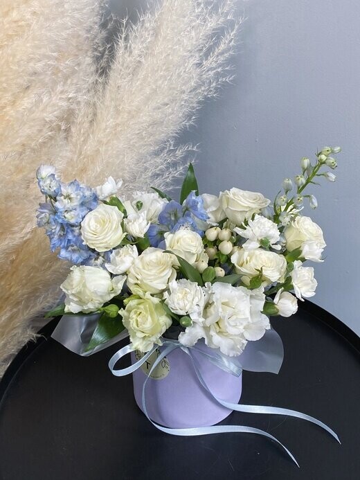 Коробка сборная голубая ft242, артикул F1141364 - 3750 рублей, доставка по городу. Flawery - доставка цветов