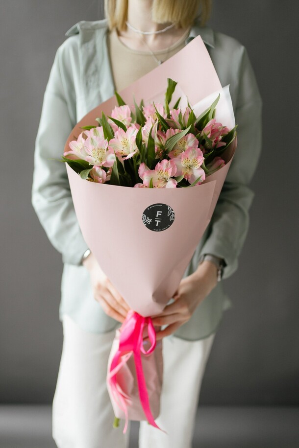 Букет из розовой альстромерии ft131, артикул F1196969 - 2800 рублей, доставка по городу. Flawery - доставка цветов